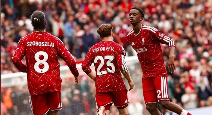 Liverpool consegue empate com golaço de Muñoz